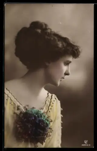Foto-AK GL Co Nr. 3805/3: Junges Mädchen im Seitenporträt