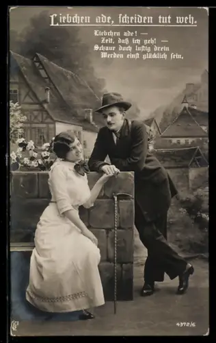 Foto-AK GL Co Nr. 4372/6: Junger Mann verabschiedet sich von seiner Liebsten