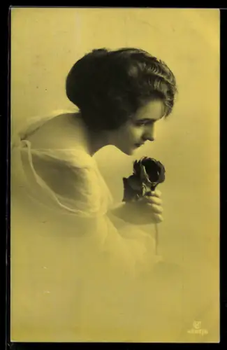 Foto-AK GL Co Nr. 4597/6: Verträumte junge Dame hält eine Rosenblüte in der Hand