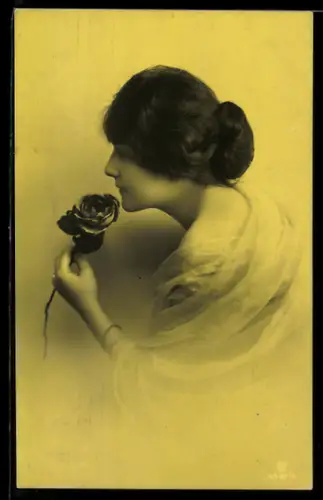 Foto-AK GL Co Nr. 4597/5: Junge Frau hält eine Rosenblüte in der Hand