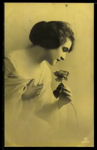Foto-AK GL Co Nr. 4597/4: Junges Mädchen mit Rosenblüte in der Hand