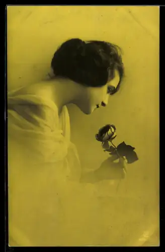 Foto-AK GL Co Nr. 4597/3: Junges Mädchen hält eine Rosenblüte in der Hand
