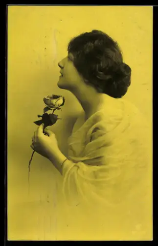 Foto-AK GL Co Nr. 4597/2: Junge Dame im Seitenporträt mit Rosenblüte in der Hand