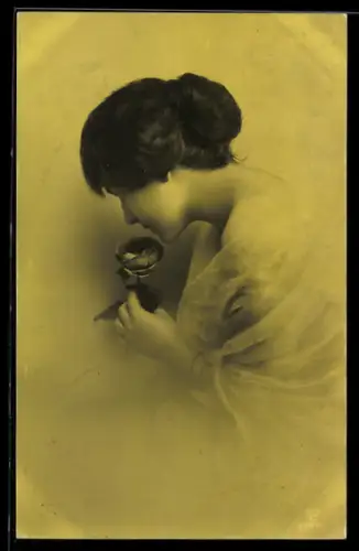 Foto-AK GL Co Nr. 4597/1: Junge Frau mit Rosenblüte in der Hand