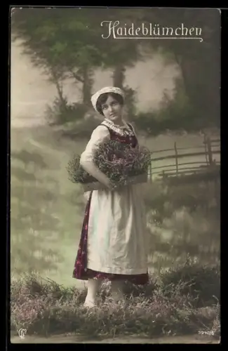 Foto-AK GL Co Nr. 3942/6: Bäuerin trägt einen Korb mit Heidekraut