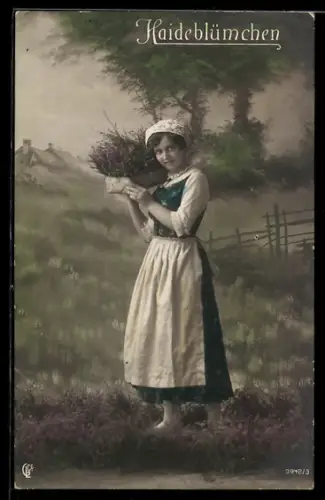 Foto-AK GL Co Nr. 3942/3: Junge Bäuerin trägt einen Korb mit Heidekraut