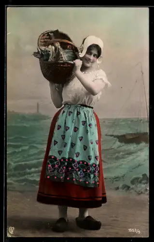 Foto-AK GL Co Nr. 1553/5: Frau in Tracht trägt einen Korb mit Fischen