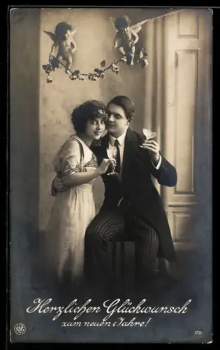 Foto-AK NPG Nr. 3756: Paar mit Gläsern unter zwei Engeln
