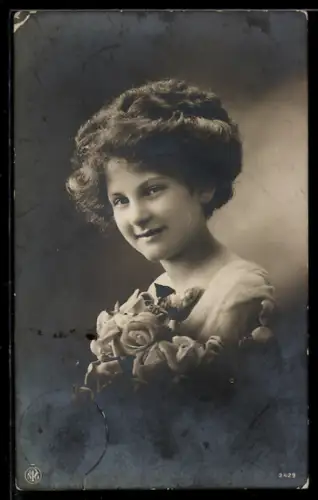 Foto-AK NPG Nr. 2429: Porträt einer Frau mit Rosen