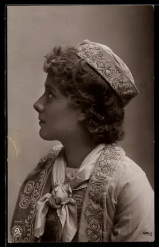 AK Frau mit Hut in traditioneller Kleidung