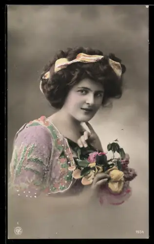 Foto-AK NPG Nr. 1554: Elegante Dame mit Blumen