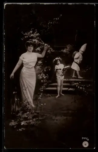 Foto-AK NPG Nr. 344/8: Elegante Dame mit Amor und Zwerg