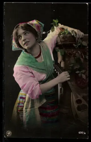Foto-AK NPG Nr. 656/11: Dame mit Laute in Tracht
