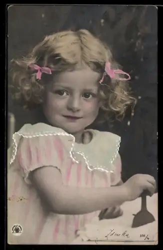 Foto-AK NPG Nr. 331/4: Kleines Mädchen mit Schleifen im Haar