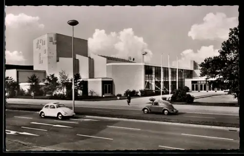 AK Herford i. Westf., Theater, Strassenpartie mit VW-Käfer