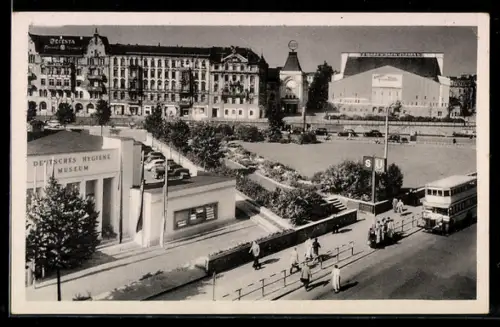 AK Berlin, Friedrichstrasse mit Friedrichstadtpalast, Deutsches Hygiene Museum