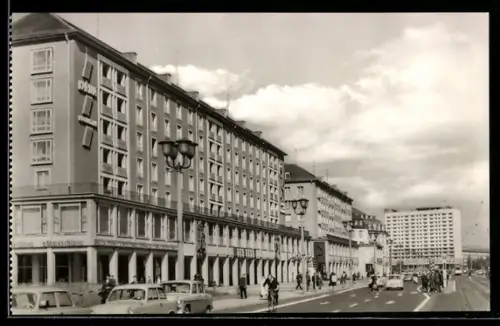 AK Dresden, Verkehr und Passanten in der Ernst-Thälmann-Strasse