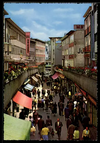 AK Stuttgart, Geschäfte und Passanten in der Schulstrasse