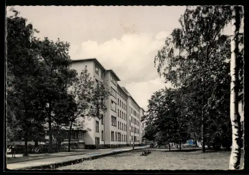 AK Frankfurt am Main, Universitätskliniken der Stadt, Aussenansicht der Frauenklinik mit Gartenanlage