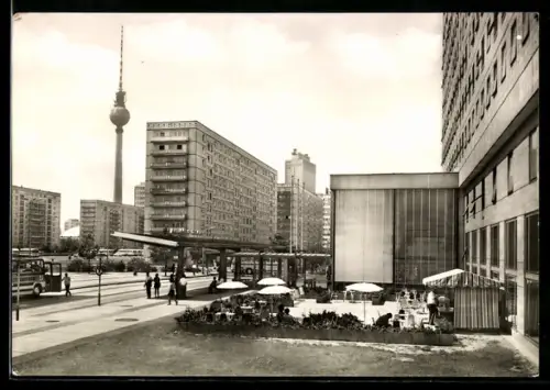 AK Berlin, Partie am Interhotel Berolina mit Blick auf die Karl-Marx-Allee und Fernsehturm