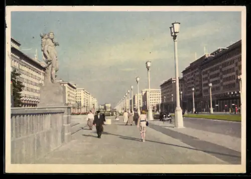 AK Berlin-Friedrichshain, Stalinallee mit Passanten