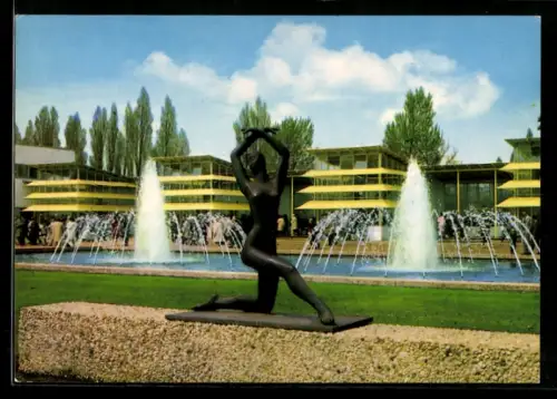 AK Essen, Bundesgartenschau 1965, Statue und Wasserspiele vor Ausstellungsgebäude