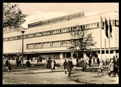 AK Cottbus, Konsument-Warenhaus mit Passanten und Grünanlagen