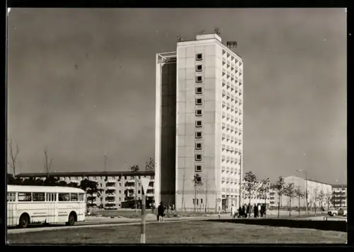 AK Guben-Obersprucke, Hochhaus mit Grünanlagen und Passanten