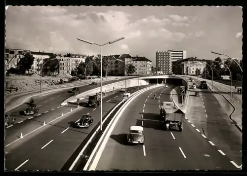 AK Berlin-Halensee, Vogelschau auf die Schnellstrasse mit Hochhaus in der Ferne