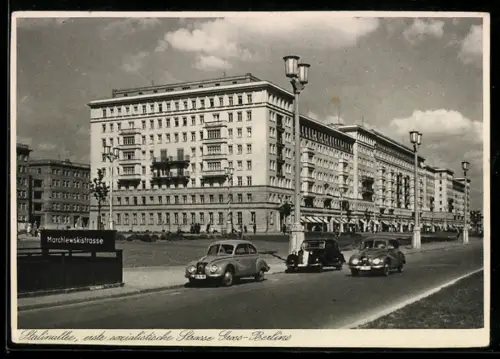 AK Berlin, Partie an der Stalinallee mit Wohnhäusern