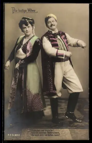 AK Operette Die lustige Witwe, Schauspieler in Bühnenkostümen