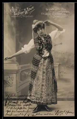 AK Operette Die lustige Witwe, Vilja-Lied, Es gibt eine Vilja...