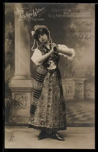 AK Operette Die lustige Witwe, Darstellerin in Tracht