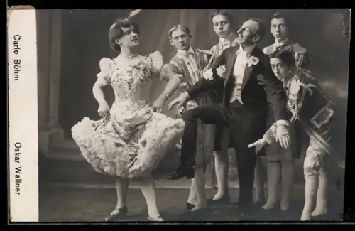 AK Carlo Böhm und Oskar Walter als Liebespaar in einer Operette, Tanzszene