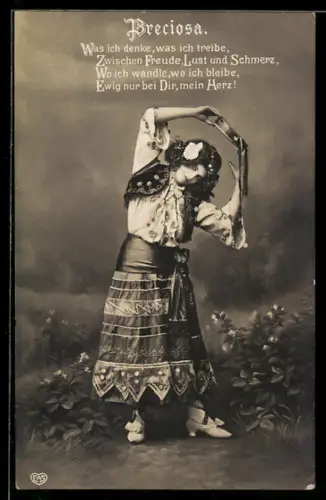 AK Dame in Tracht in einer Szene der Operette Preciosa