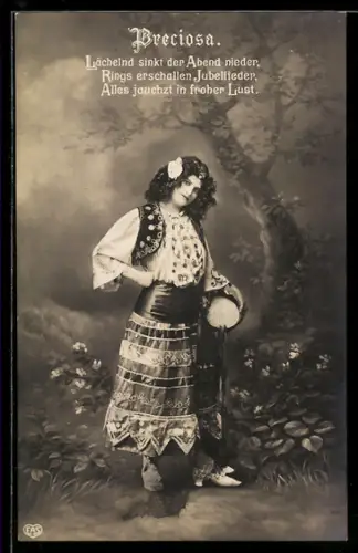 AK Frau in Tracht in einer Szene der Operette Preciosa