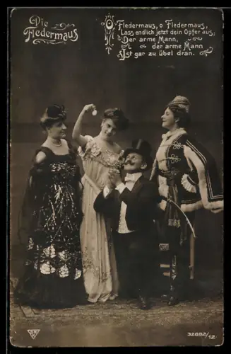 AK Operette Die Feldermaus, Frauen mit einem kleinen Herren