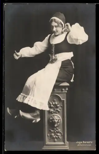 AK Schauspielerin in Tracht mit Holzschuhen in einer Operette