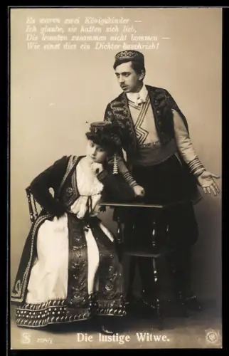 AK Operette Die lustige Witwe, Szene mit zwei Schauspielern in Tracht