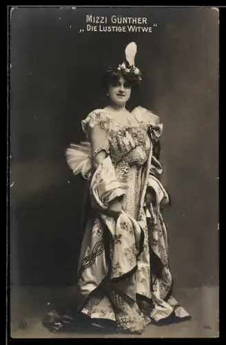 AK Sängerin Mizzi Günther in Die lustige Witwe, Operette