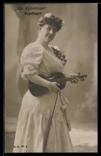 AK Schauspielerin Keplinger mit Geige in der Operette Ein Walzertraum