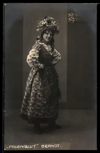 AK Schauspielerin Berndt in Tracht in der Operette Polenblut