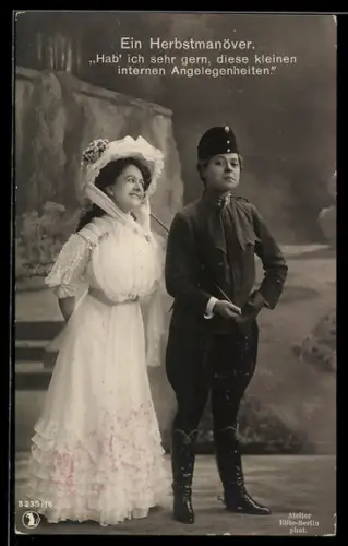 AK Szene aus der Operette Ein Herbstmanöver, Hab` ich sehr gern, diese kleinen internen Angelegenheiten