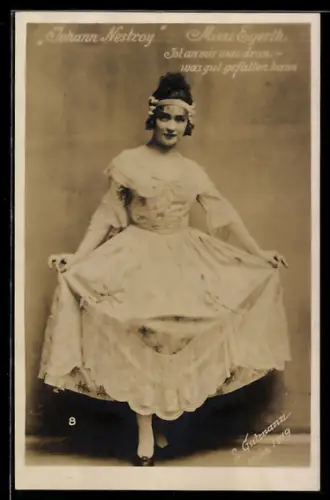 AK Szene aus der Operette Johann Nestroy mit der Schauspielerin Mizzi Egerth, Ist an mir was dran...