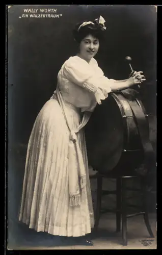 AK Ein Walzertraum, Wally Worth mit einer Trommel