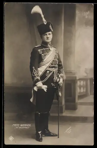 Foto-AK Theaterszene, Fritz Werner ein Walzertraum, Husar in Uniform mit Säbel