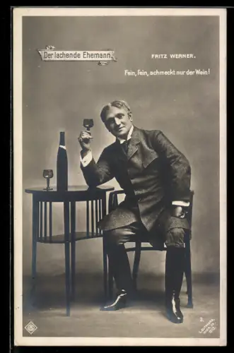 AK Der lachende Ehemann, Fritz Werner an einem Tisch sitzend