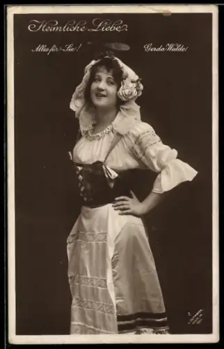 AK Operette Heimliche Liebe, Gerda Walde im Kostüm