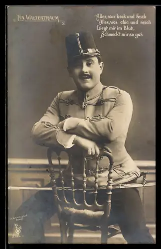 AK Ein Walzertraum, Mann sitzt auf einem Stuhl