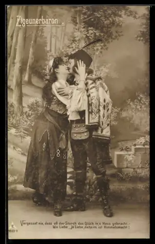 AK Zigeunerbaron, Paar küsst sich vor Waldkulisse